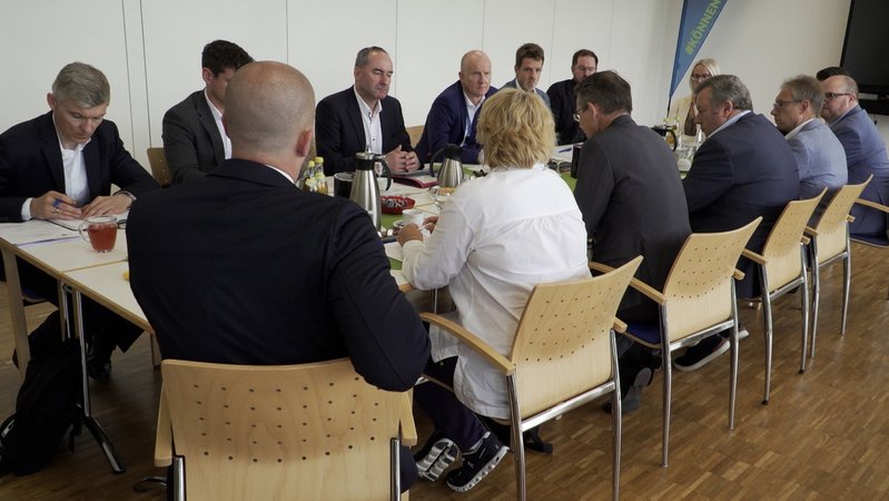 Wirtschaftsminister Hubert Aiwanger mit Industrievertretern beim Krisengespräch in Schweinfurt