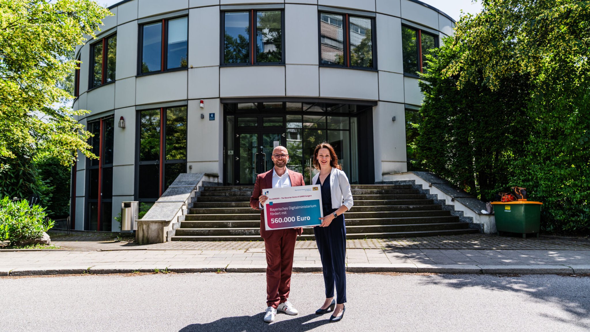 Digitalminister Dr. Fabian Mehring (FW) und Lina Timm, Geschäftsführerin der Medien.Bayern, bei der Übergabe der Förderung für „Die Gamerei".