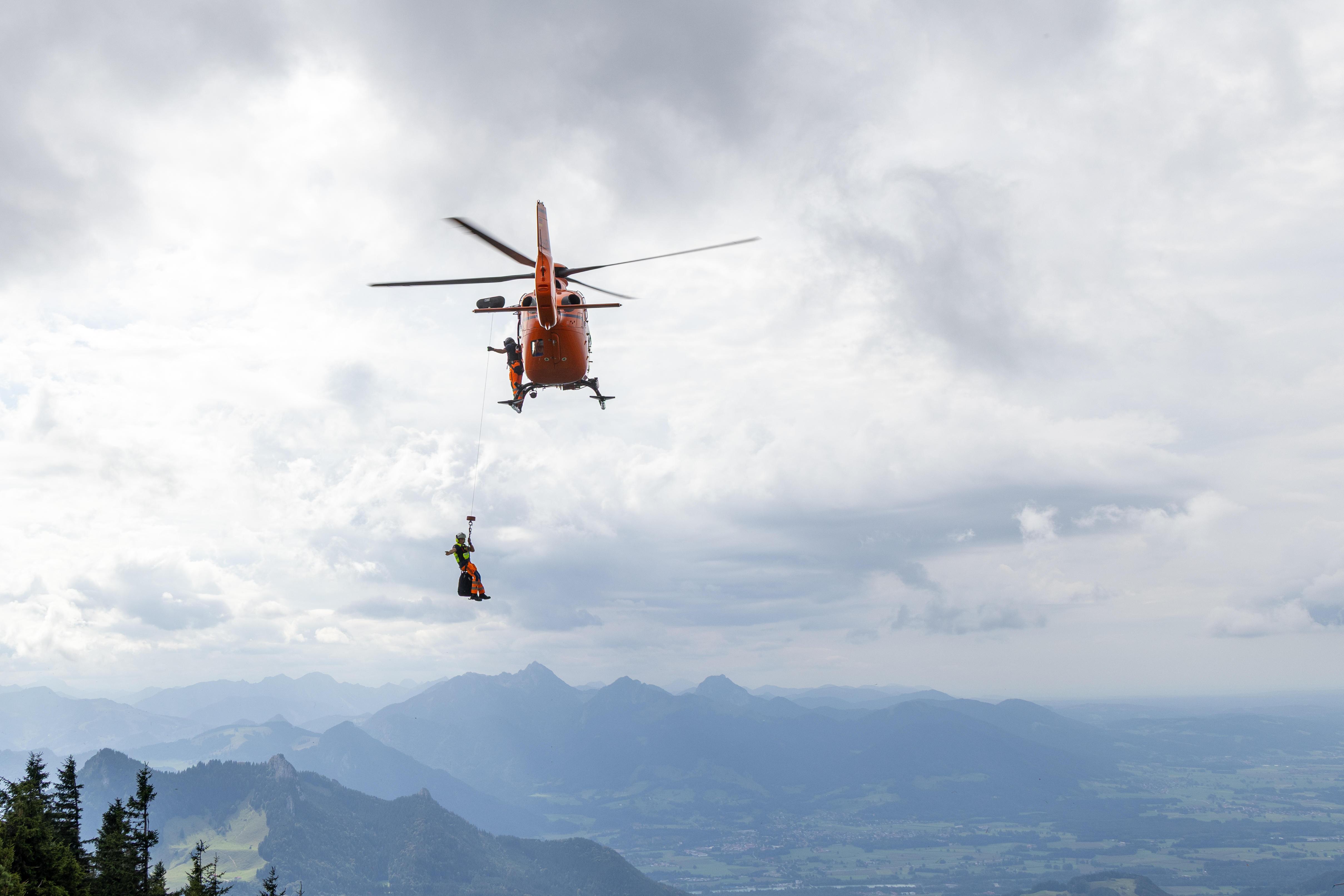 Der Rettungshubschrauber Christoph 14 zusammen mit der Bergwacht an der Hochries im Einsatz.