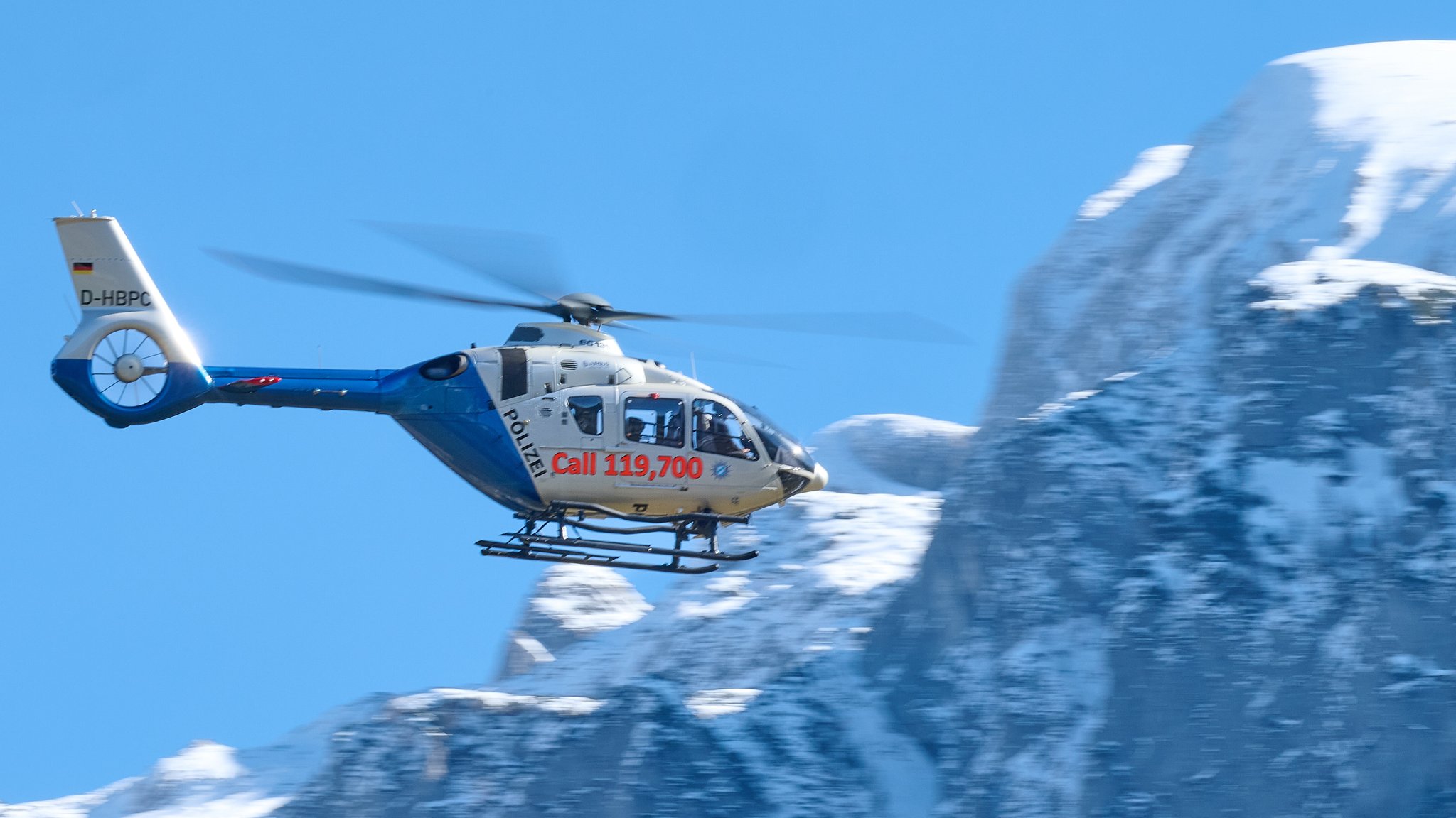 Ein Polizeihubschrauber unterhalb des Windschartenkopfes | Bild: picture alliance / Fotostand | Wassmuth Ein Polizeihubschrauber unterhalb des Windschartenkopfes