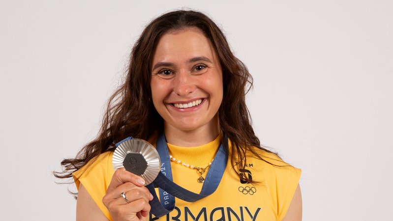 Elena Lilik mit olympischer Silbermedaille | Bild: picture-alliance/dpa Elena Lilik mit olympischer Silbermedaille