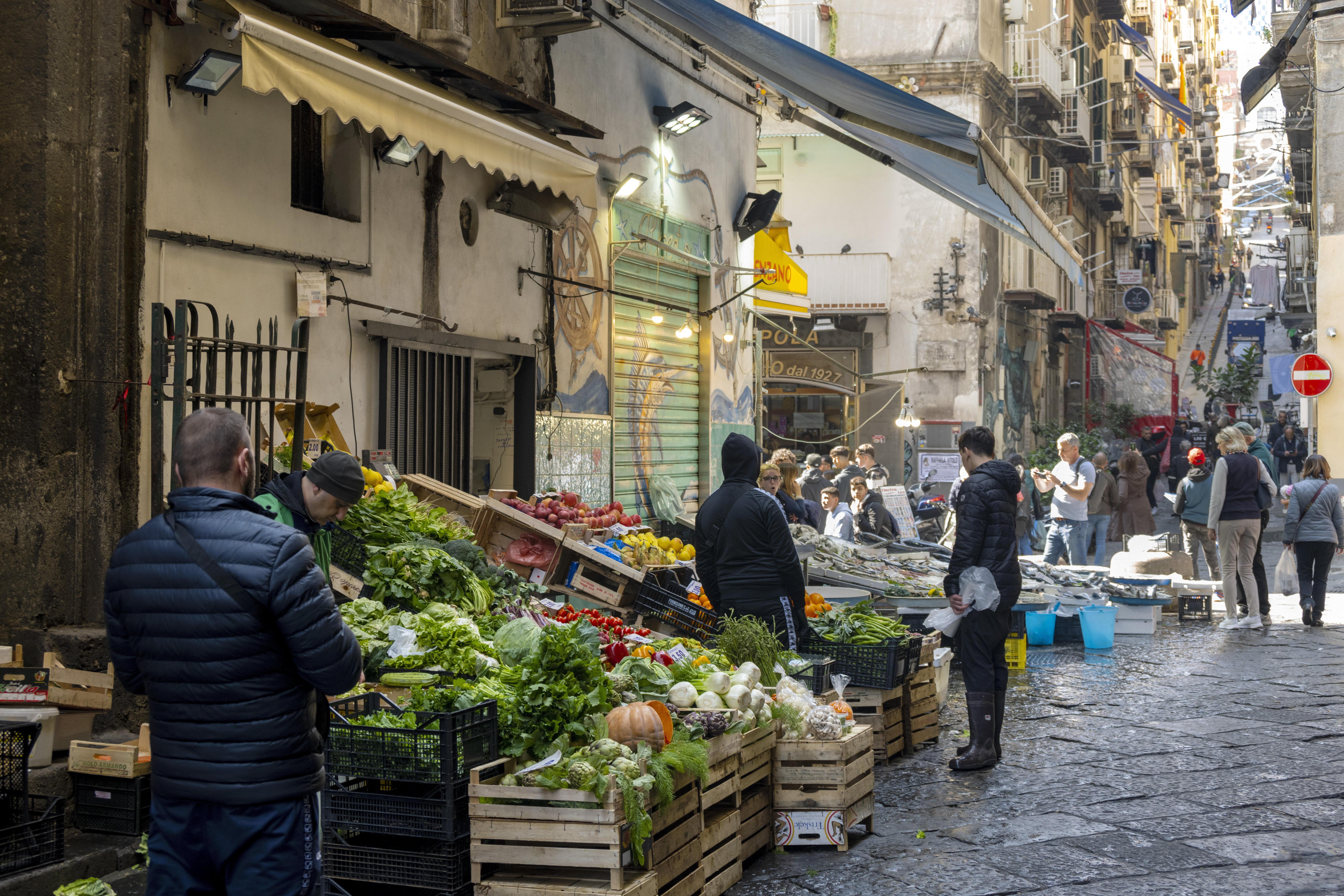 Eine Straße mit Markt in Neapel