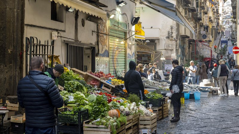 Eine Straße mit Markt in Neapel | Bild: picture alliance/Rainer Hackenberg | Rainer Hackenberg Eine Straße mit Markt in Neapel