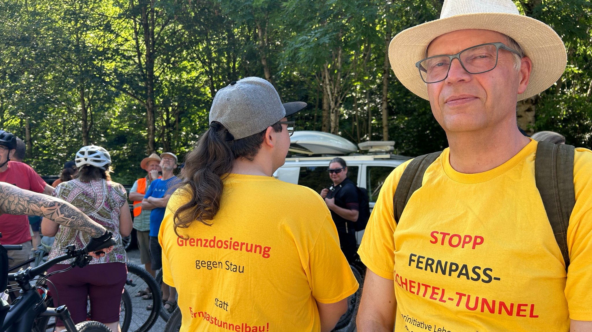 Demonstranten mit Motto-Tshirts | Bild: BR/Christian Wagner Demonstranten mit Motto-Tshirts