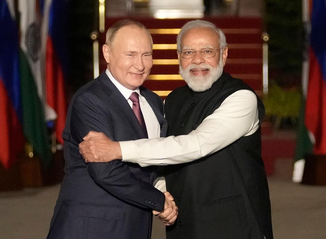 6.12.2021, Indien, Neu Delhi: Der russische Präsident Wladimir Putin und der indische Premierminister Narendra Modi begrüßen sich