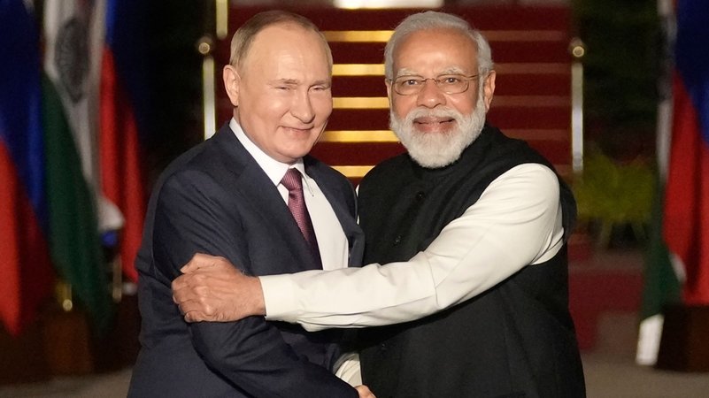 6.12.2021, Indien, Neu Delhi: Der russische Präsident Wladimir Putin und der indische Premierminister Narendra Modi begrüßen sich | Bild: dpa-Bildfunk/Manish Swarup 6.12.2021, Indien, Neu Delhi: Der russische Präsident Wladimir Putin und der indische Premierminister Narendra Modi begrüßen sich