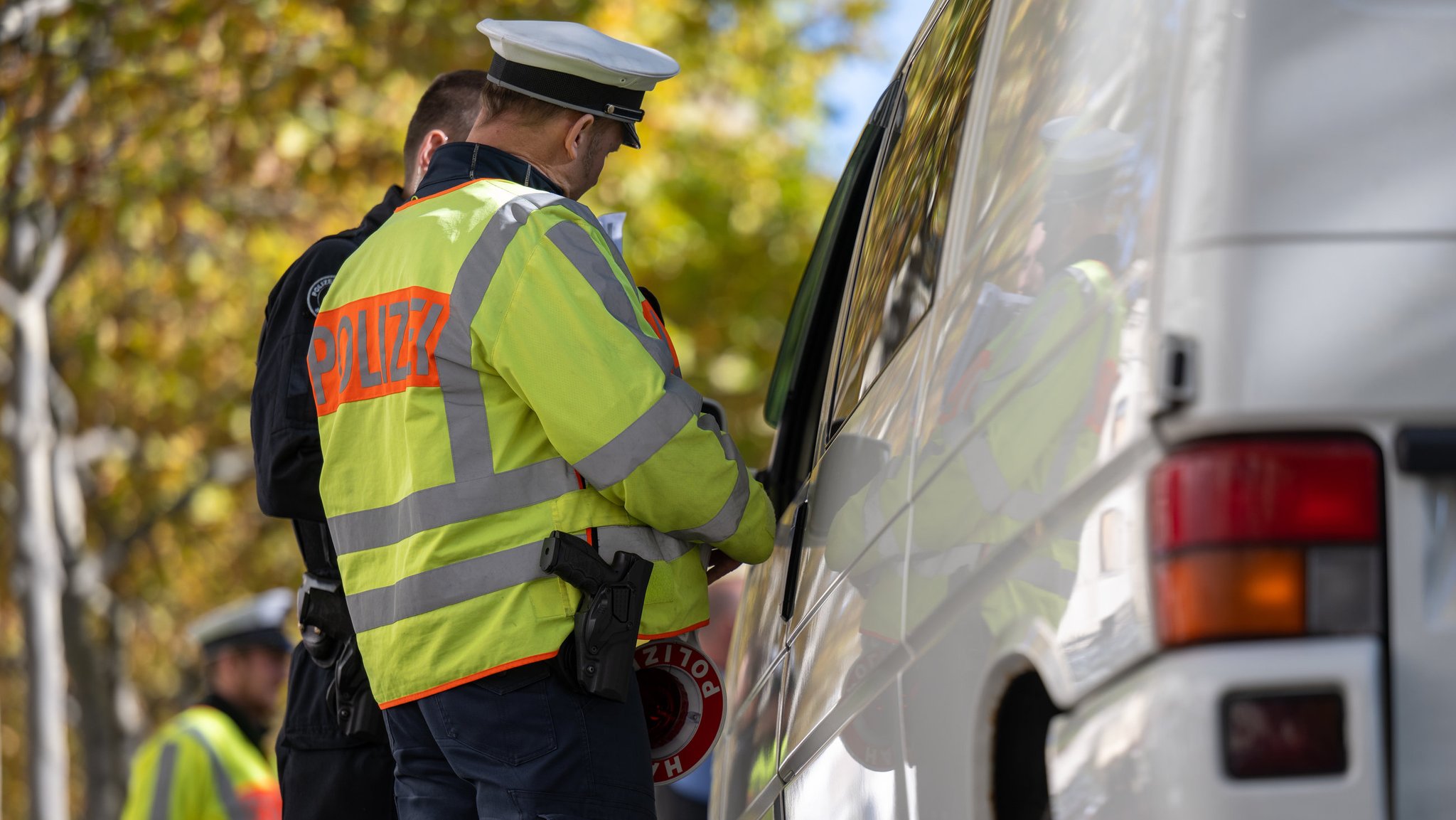 Polizisten kontrollieren einen Transporter (Symbolbild)