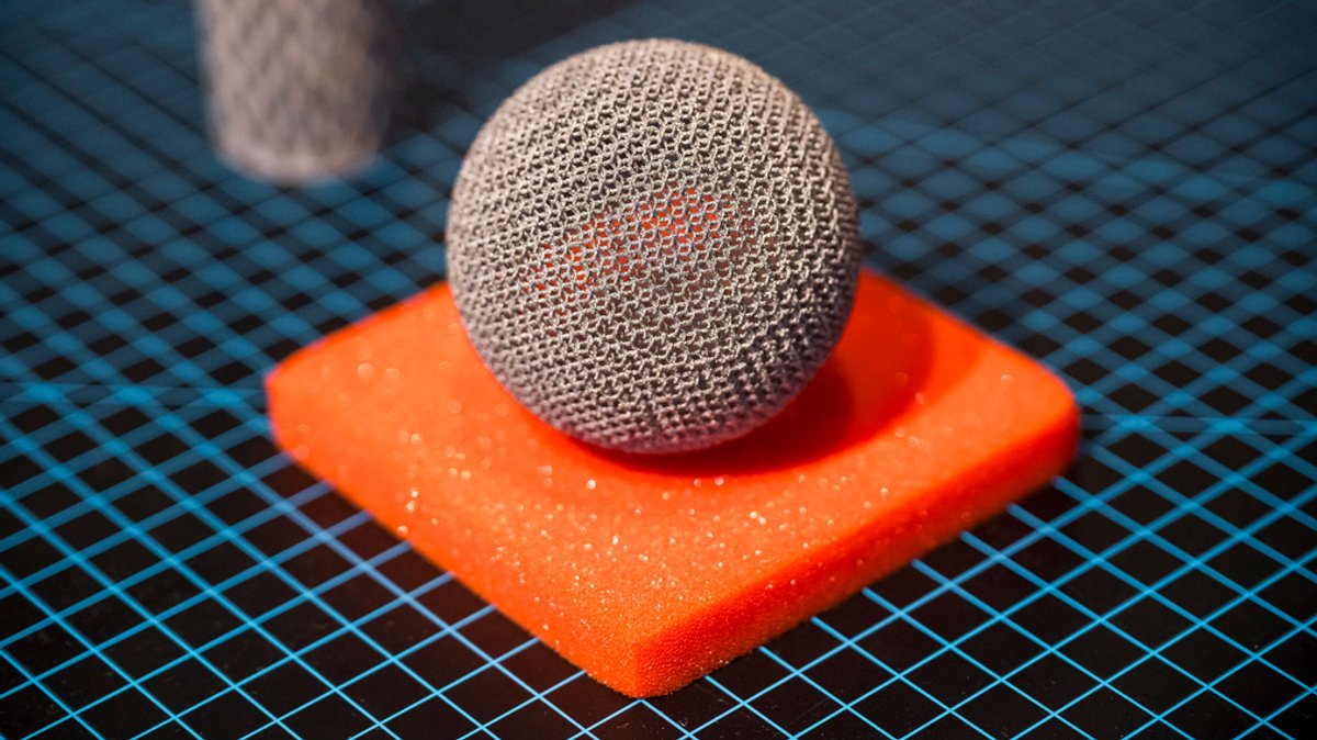 Eine aus Metall 3D-gedruckte Kugel im Forschungs- und Anwendungszentrum für digitale Zukunftstechnologien (FADZ). 