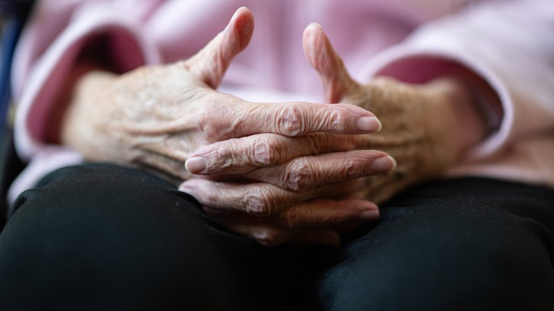 Eine ältere Frau faltet ihre Hände (Symbolbild) | Bild: pa/dpa/Marijan Murat Eine ältere Frau faltet ihre Hände (Symbolbild)