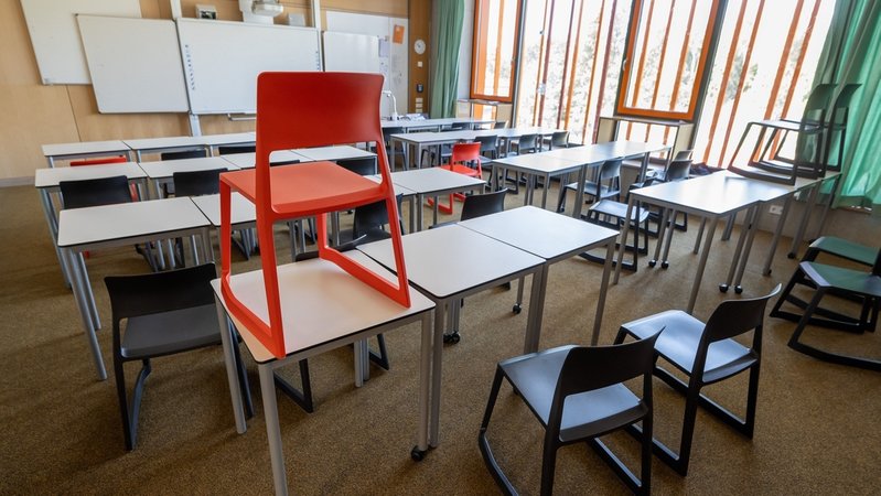 Stühle und Tische stehen in einem Klassenzimmer (Symbolbild)