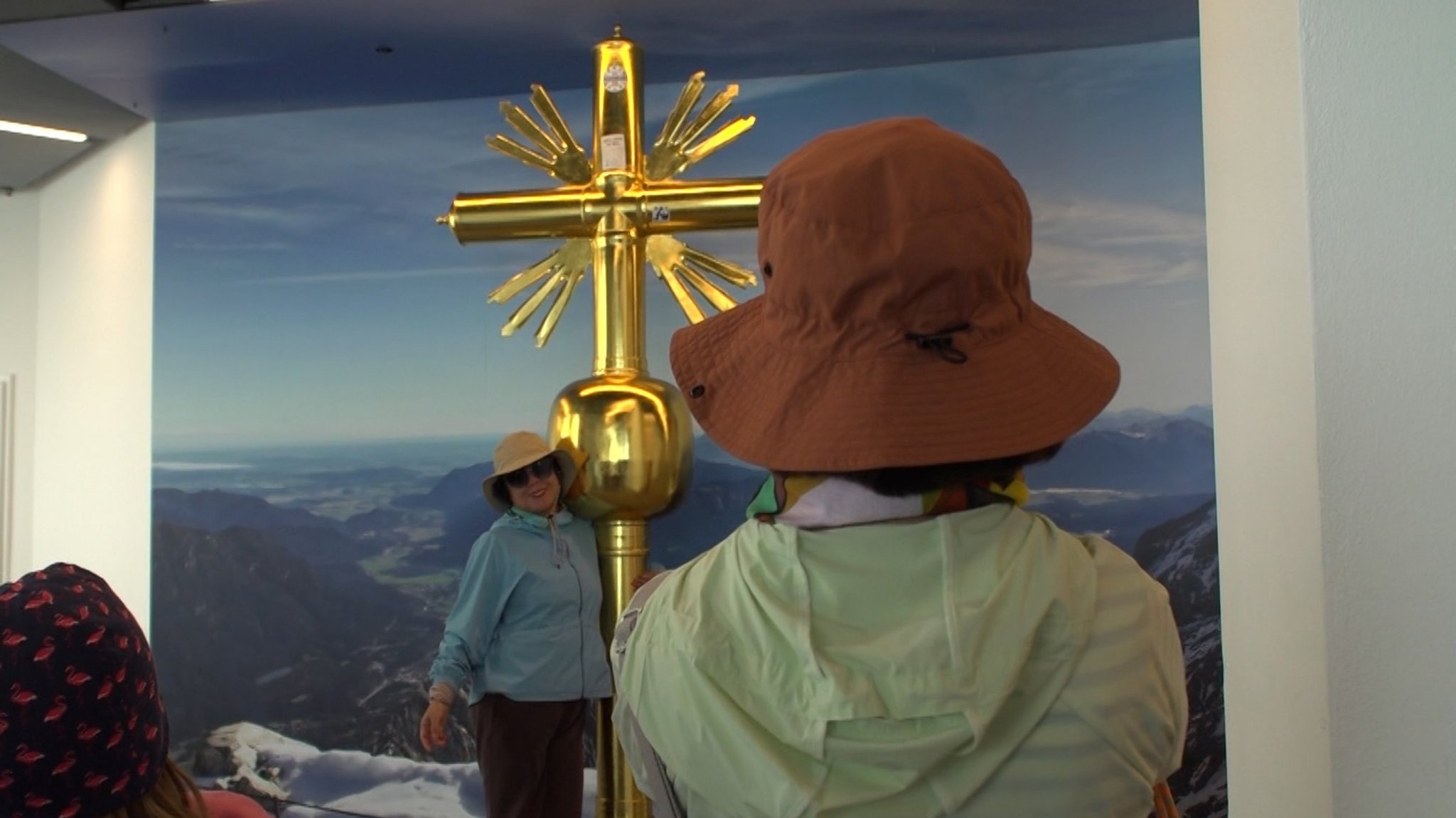 Das neue Gipfelkreuz steht nicht auf dem Gipfel, sondern vor einer Fotowand in der Bergstation der Zugspitzbahn.