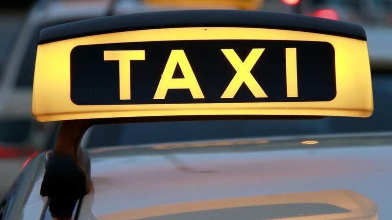 Ein Taxischild, montiert auf dem Dach eines Autos. | Bild: picture-alliance/dpa/Rene Rupprecht Ein Taxischild, montiert auf dem Dach eines Autos.