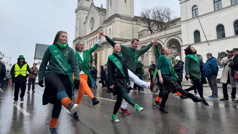 Der Nässe und Kälte zum Trotz: Tausende feierten in München den St. Patrick's Day zu Ehren des irischen Nationalheiligen, der im 7. Jahrhundert die Insel christianisiert hat. | Bild: BR/Ramona Dinauer Der Nässe und Kälte zum Trotz: Tausende feierten in München den St. Patrick's Day zu Ehren des irischen Nationalheiligen, der im 7. Jahrhundert die Insel christianisiert hat.