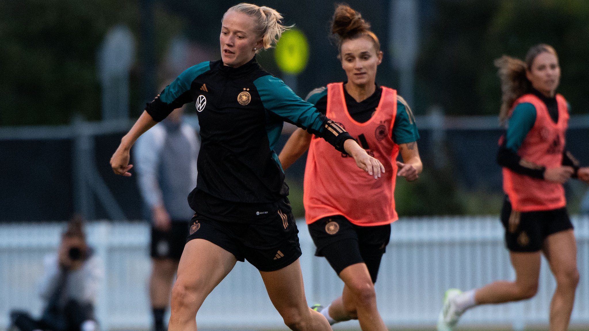 Lea Schüller (l.) und Lina Magull beim Training in Wyong