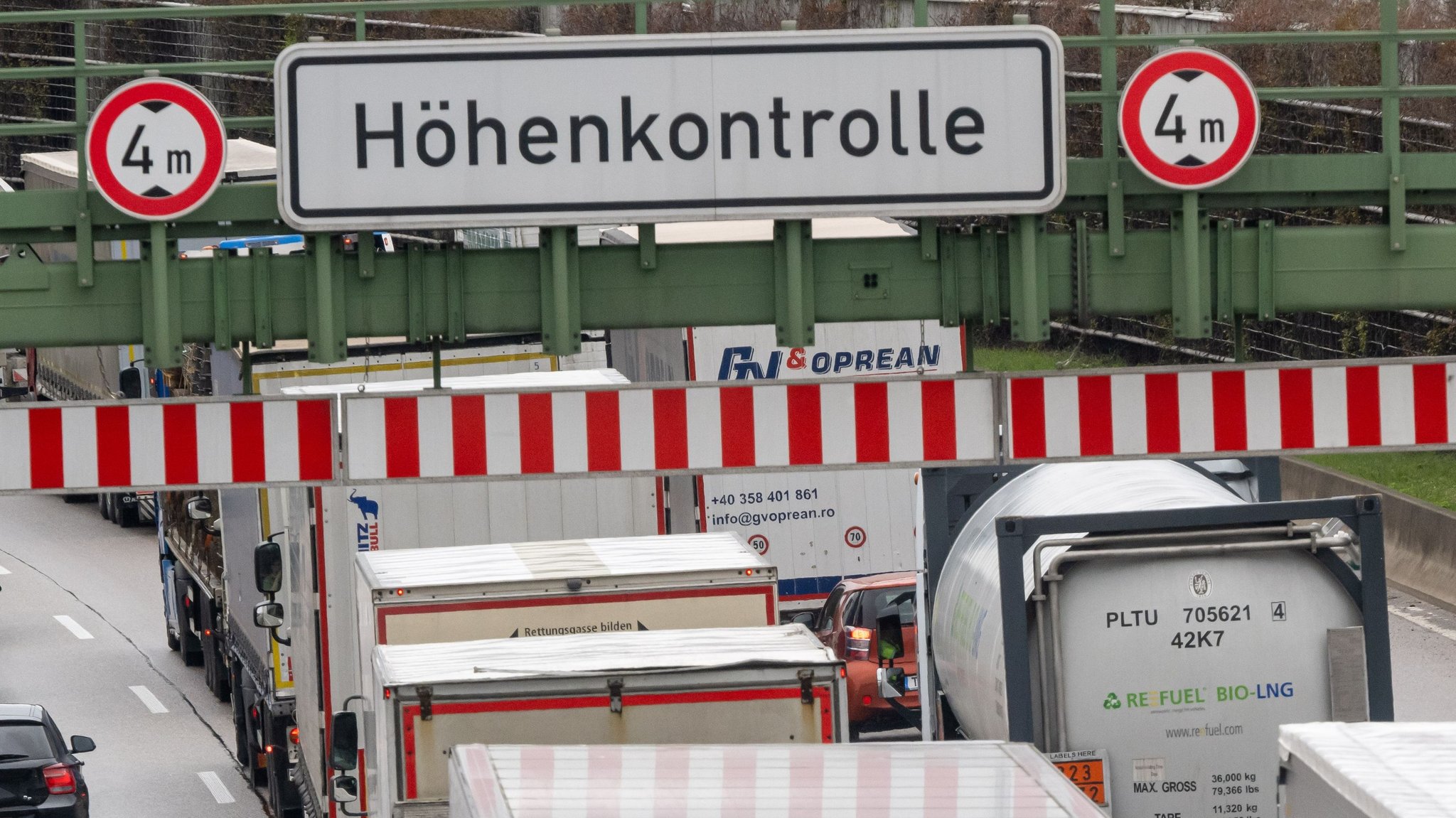 Höhenkontrolle auf Autobahn. 