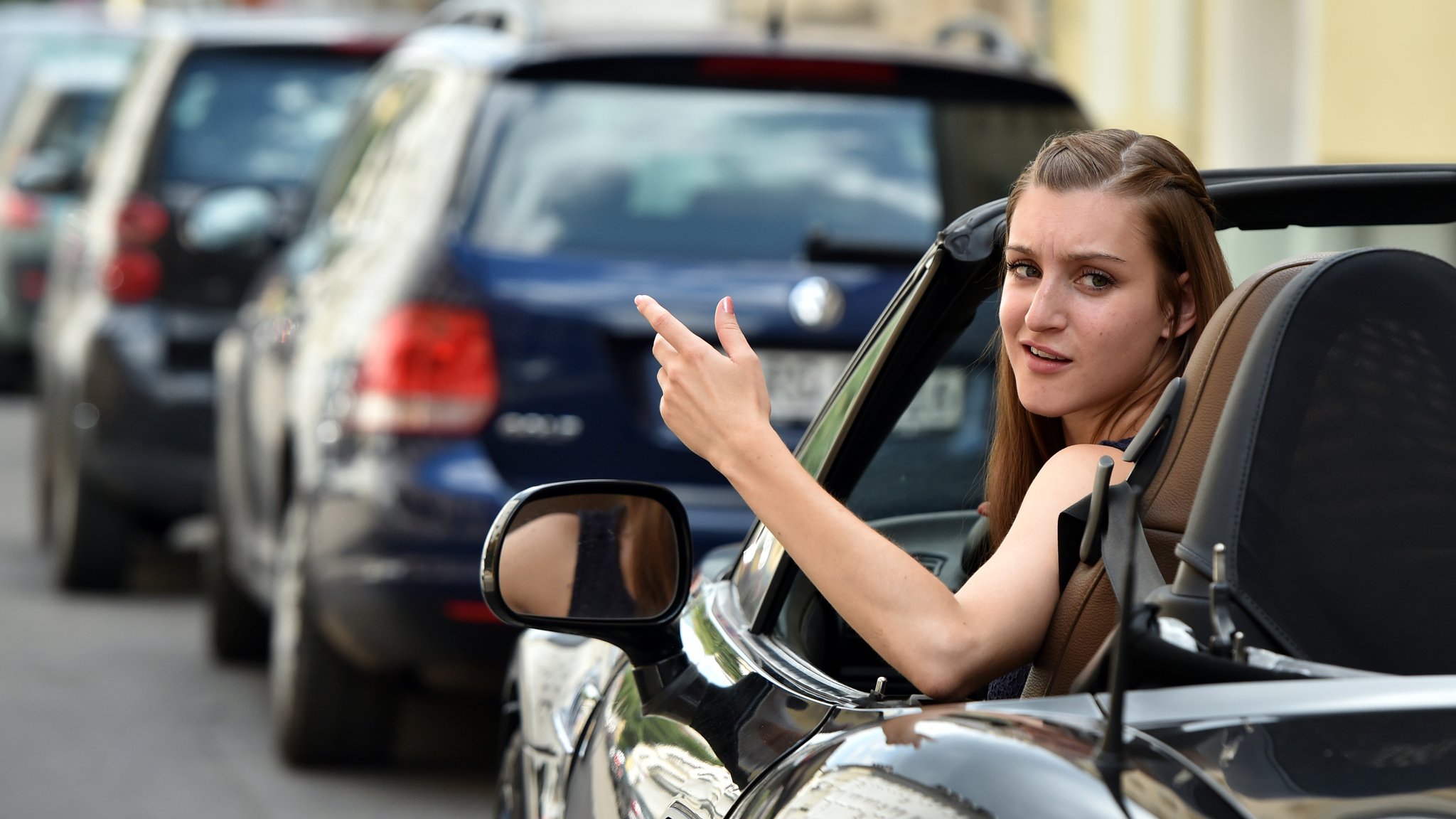 Eine junge Frau im Auto