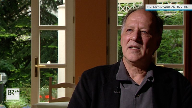 Werner Herzog spricht in die Kamera