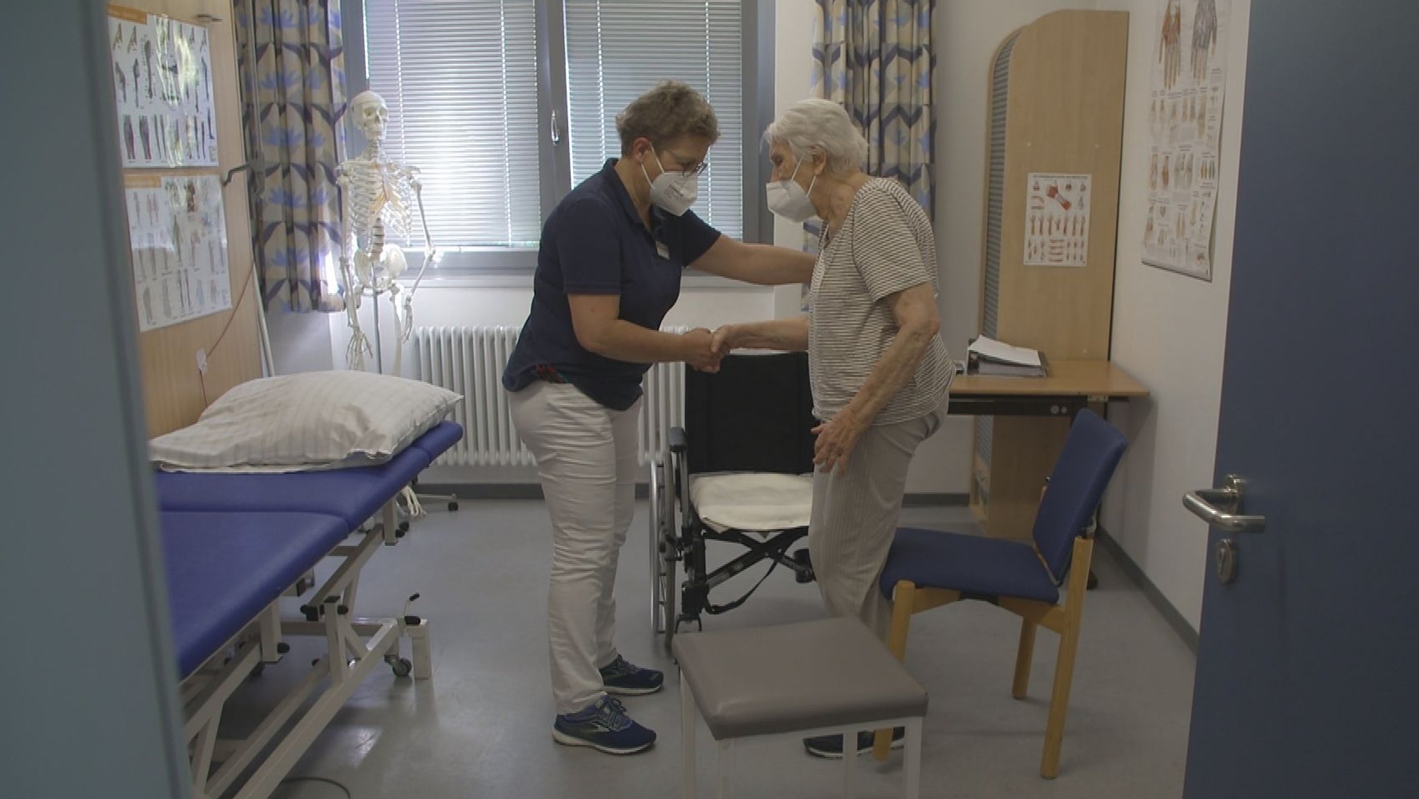 Eine Patientin trainiert in der Physiotherapie in der geriatrischen Reha-Klinik der AWO in Würzburg.