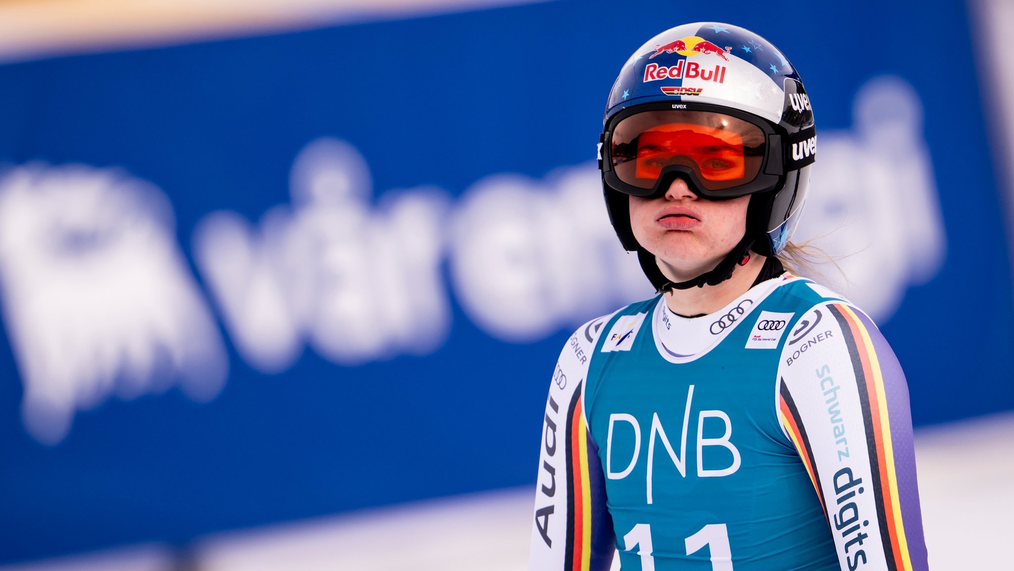 Emma Aicher ist enttäuscht nach der Abfahrt | Bild: picture alliance/KEYSTONE | JEAN-CHRISTOPHE BOTT Emma Aicher ist enttäuscht nach der Abfahrt