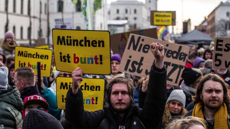 Tausende Menschen versammelten sich im Januar 2024 vor dem Münchner Siegestor, um ein Zeichen gegen Rechtsextremismus und die AfD zu setzen. | Bild: picture alliance / ZUMAPRESS.com | Sachelle Babbar Tausende Menschen versammelten sich im Januar 2024 vor dem Münchner Siegestor, um ein Zeichen gegen Rechtsextremismus und die AfD zu setzen.