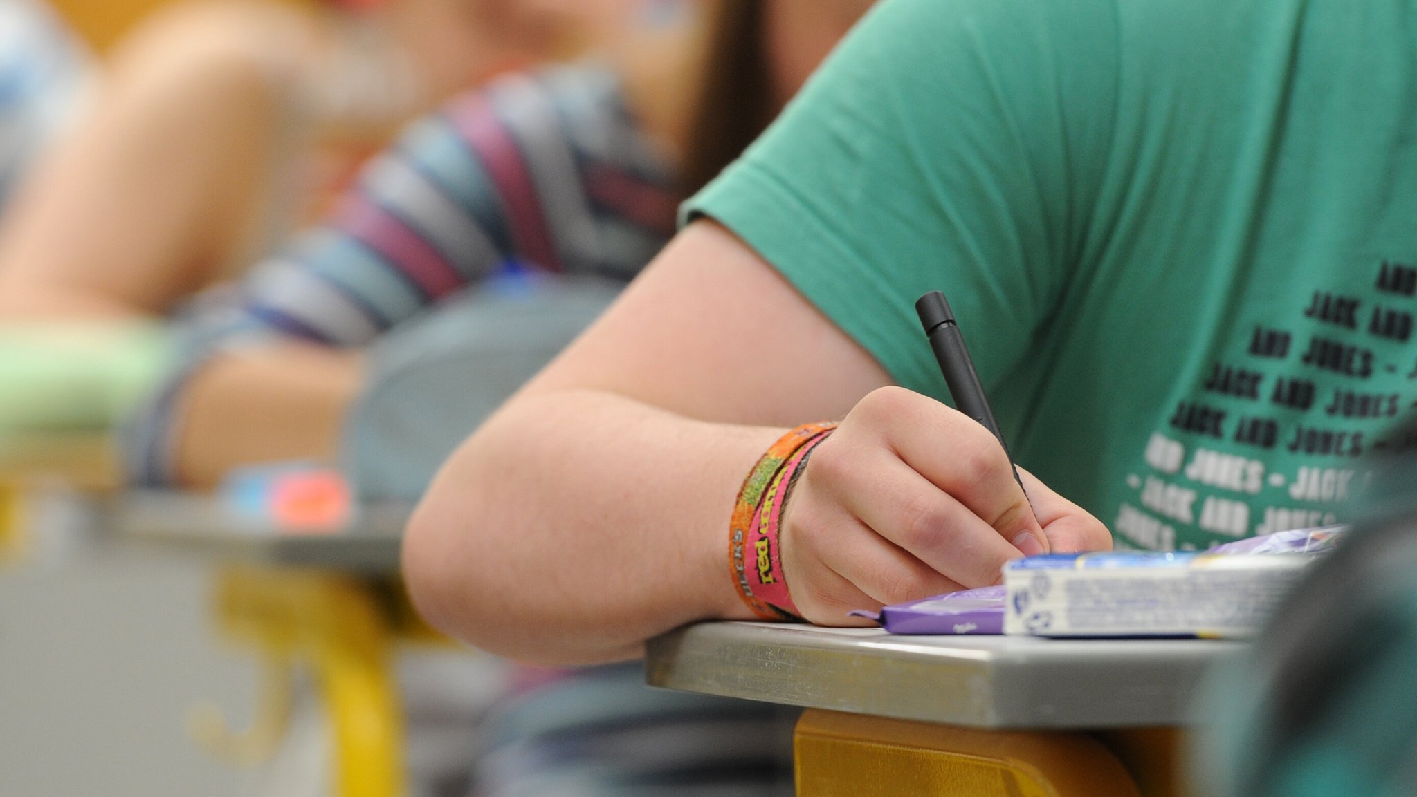 Schüler und Schülerinnen schreiben eine Abschlussprüfung (Archiv- und Symbolbild) | Bild: picture alliance / dpa|Armin Weigel Schüler und Schülerinnen schreiben eine Abschlussprüfung (Archiv- und Symbolbild)