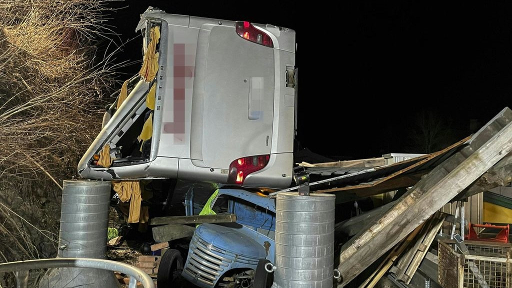 Ein deutscher Reisebus ist auf der Rohrmooser Landstraße in Richtung Schladming über eine Böschung gestürzt. | Bild: dpa-Bildfunk/Vogl-Perspektive.At - Mike Vogl Ein deutscher Reisebus ist auf der Rohrmooser Landstraße in Richtung Schladming über eine Böschung gestürzt.