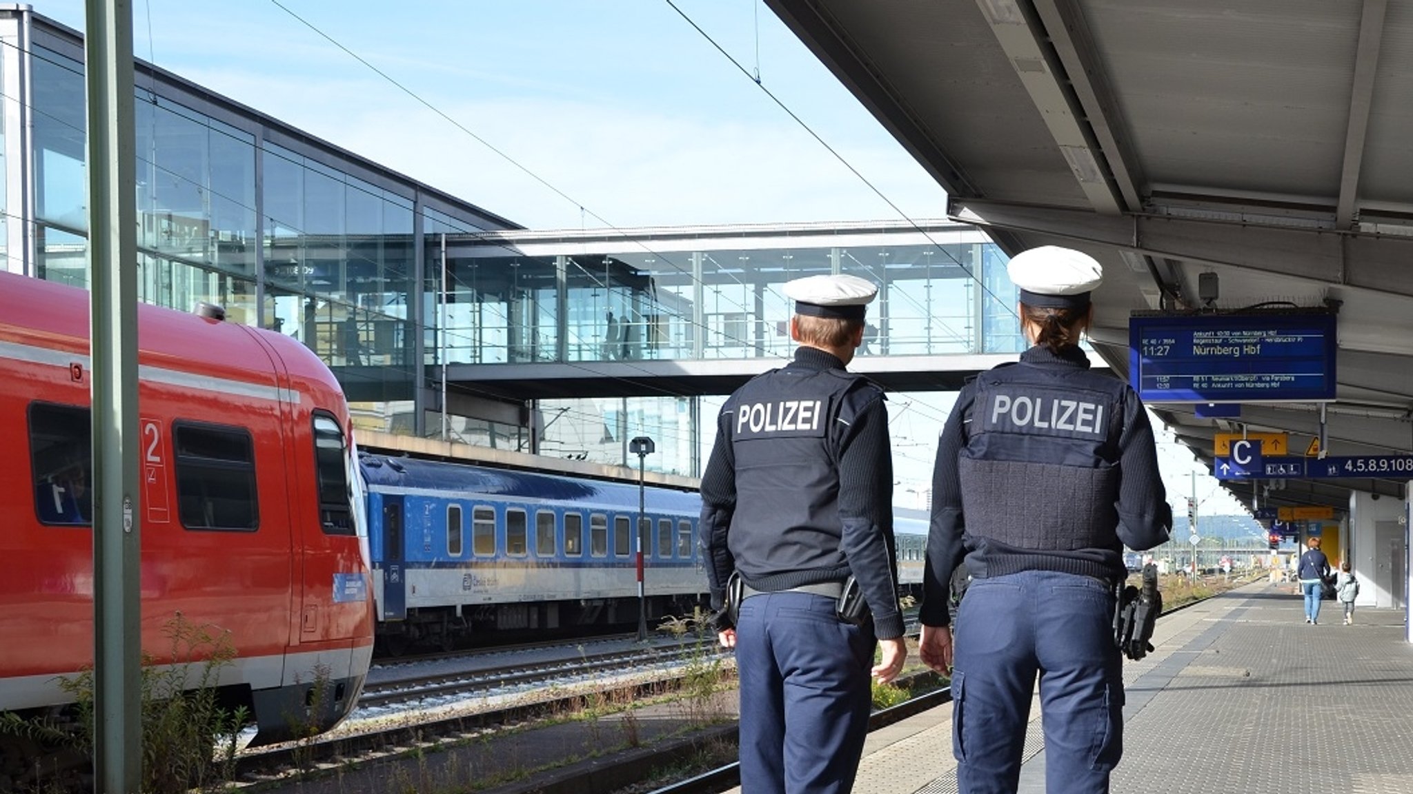 Zwei Polizisten am Regensburger Hauptbahnhof, nahe der gläsernen Arcaden-Überführung