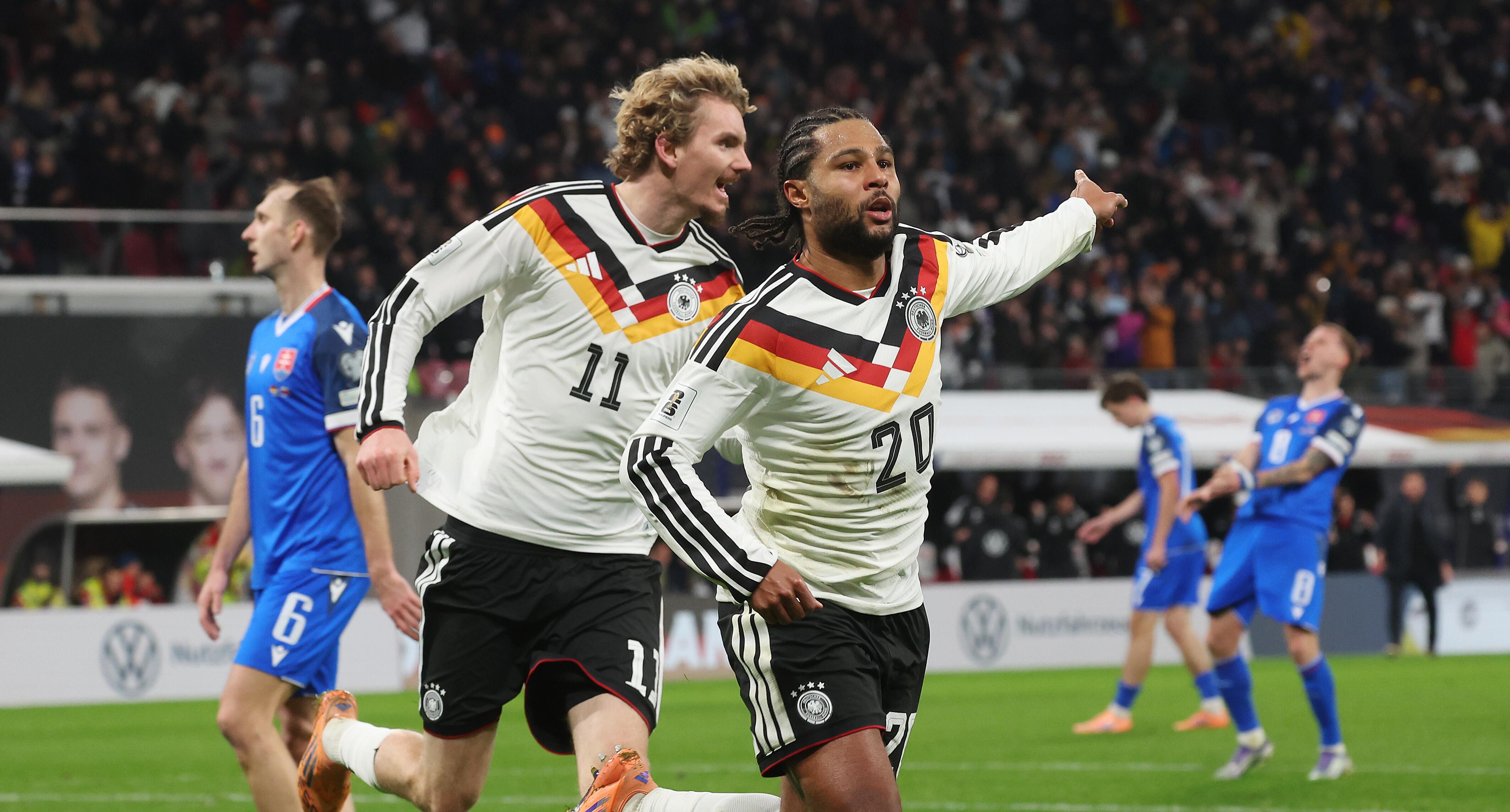 Nick Woltemade jubelt mit Serge Gnabry