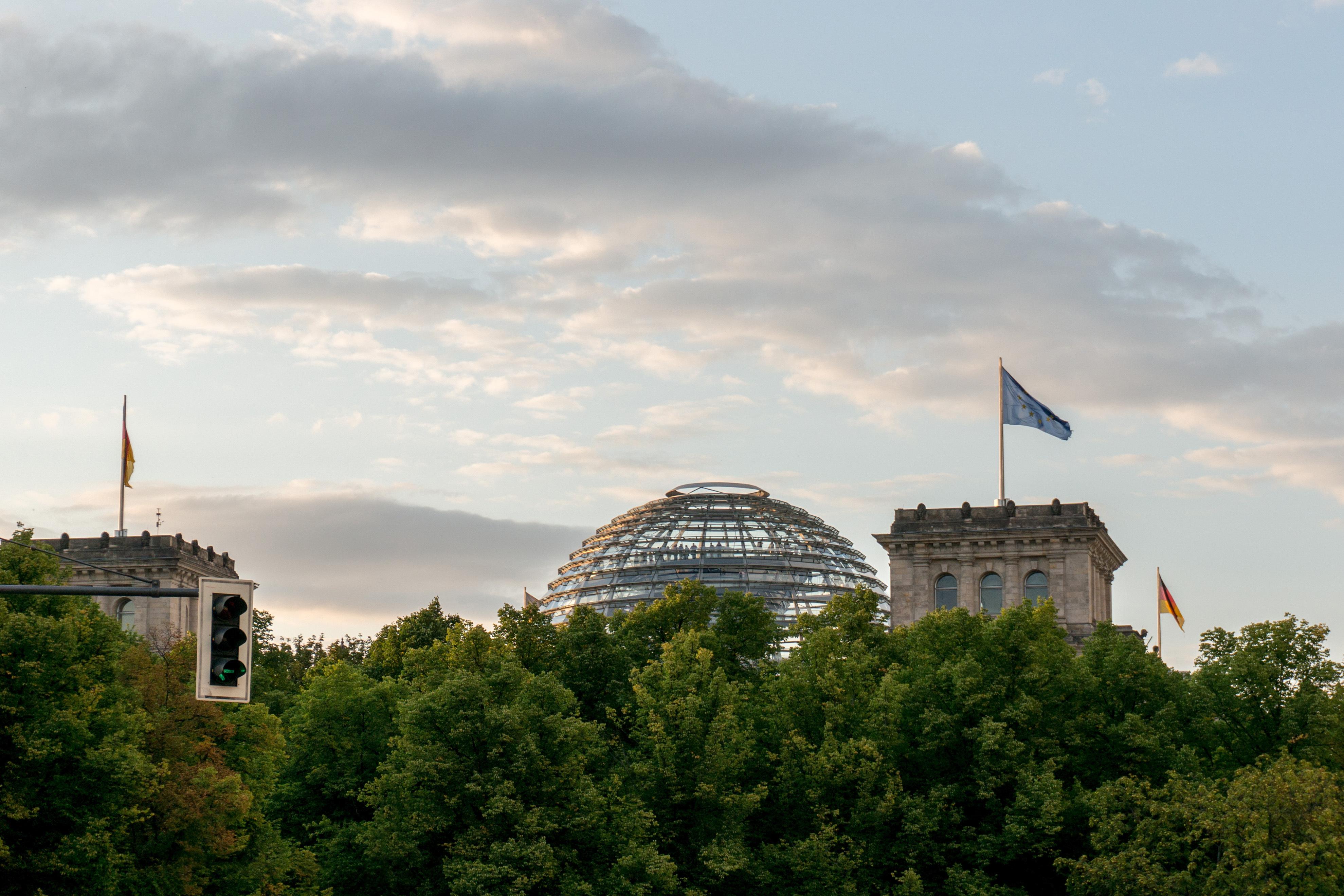 Südansicht des Reichstagsgebäudes in Berlin (Archivbild) | Bild:picture alliance / Daniel Kalker | Daniel Kalker