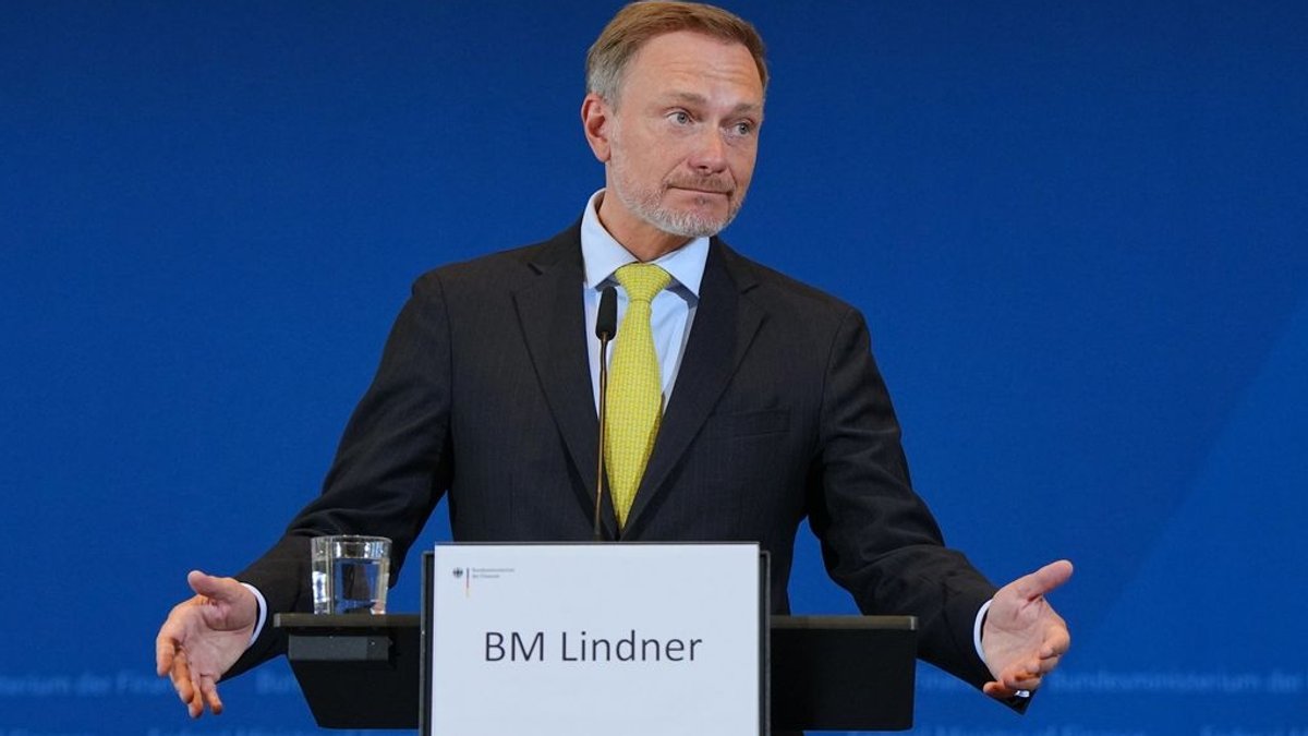 Christian Lindner (FDP), Bundesminister der Finanzen, spricht während der Pressekonferenz zum Ergebnis der Steuerschätzung.
