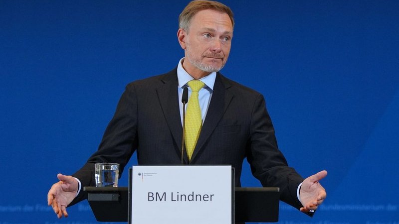 Christian Lindner (FDP), Bundesminister der Finanzen, spricht während der Pressekonferenz zum Ergebnis der Steuerschätzung. | Bild: dpa-Bildfunk/Soeren Stache Christian Lindner (FDP), Bundesminister der Finanzen, spricht während der Pressekonferenz zum Ergebnis der Steuerschätzung.