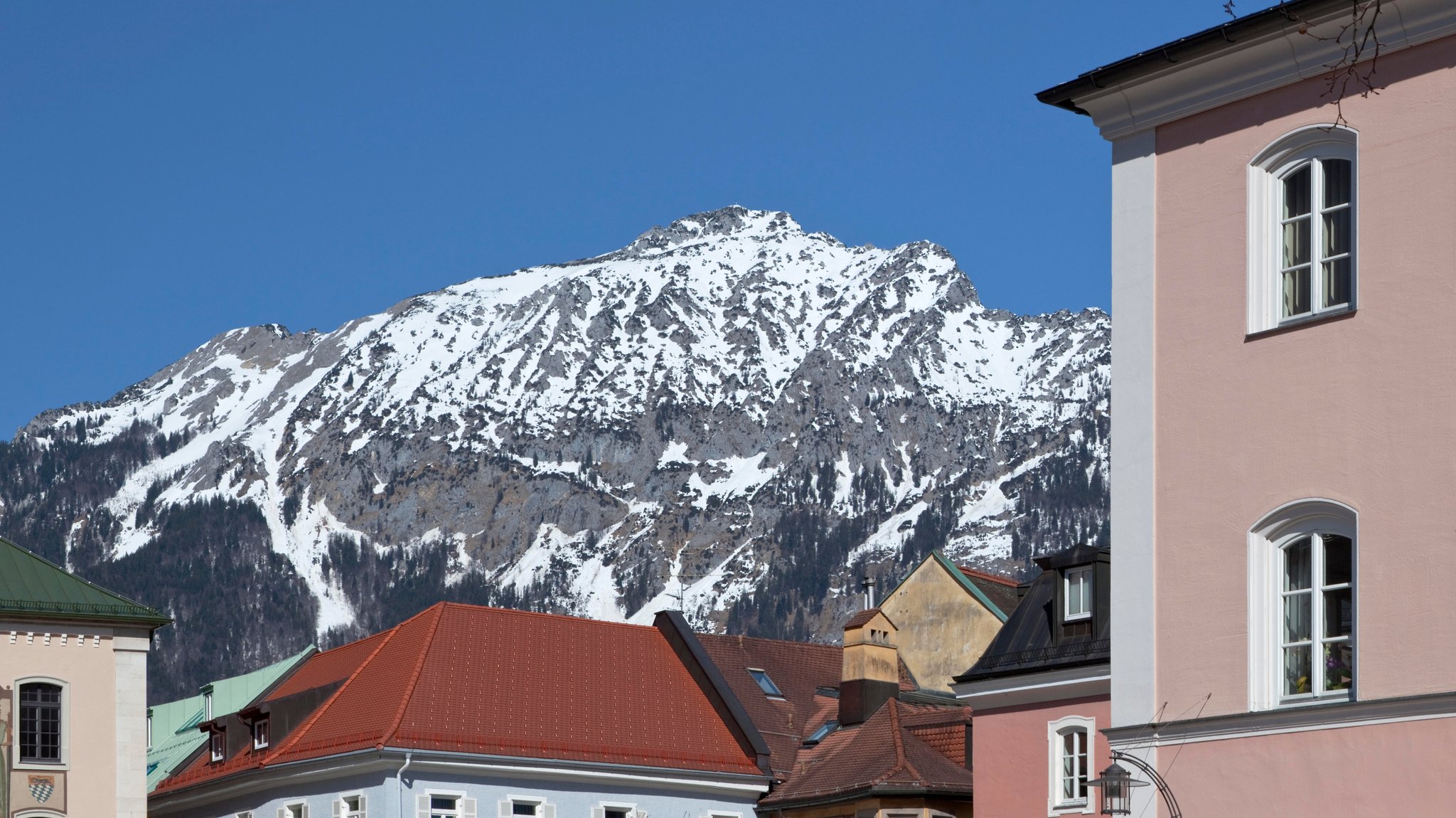 Im Vordergrund das altes Rathaus am Rathausplatz vor dem Gipfel des Hochstaufen in Bad Reichenhall, Berchtesgadener Land. 