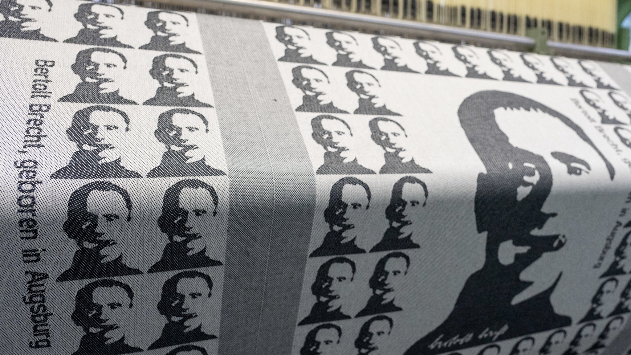 Auf einem Webstuhl im Augsburger Textil-und Industriemuseum wird ein Handtuch mit dem Konterfei von Bertolt Brecht gewoben. | Bild: dpa-Bildfunk/Stefan Puchner Auf einem Webstuhl im Augsburger Textil-und Industriemuseum wird ein Handtuch mit dem Konterfei von Bertolt Brecht gewoben.