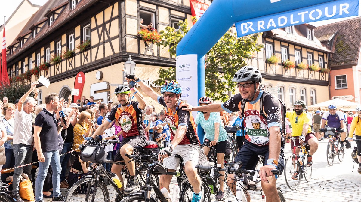 Radler beim Zieleinlauf bei der BR-Radltour in Neustadt an der Aisch.