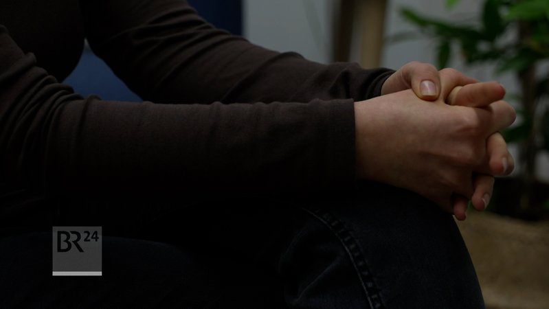 Wenn Frauen von Gewalt betroffen sind und Hilfe brauchen, können ihnen Frauenhäuser einen sicheren Ort bieten. Im vergangenen Jahr waren es bundesweit knapp 14.000 Frauen, die in einem der Häuser Schutz gesucht haben. | Bild: Bayerischer Rundfunk 2025 Wenn Frauen von Gewalt betroffen sind und Hilfe brauchen, können ihnen Frauenhäuser einen sicheren Ort bieten. Im vergangenen Jahr waren es bundesweit knapp 14.000 Frauen, die in einem der Häuser Schutz gesucht haben.