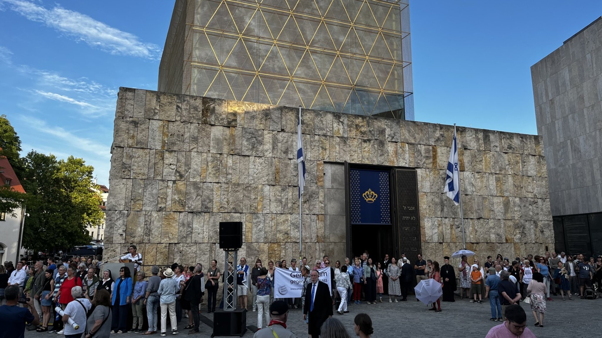 Mahnwache rund um die Synagoge Ohel Jakob in München.
