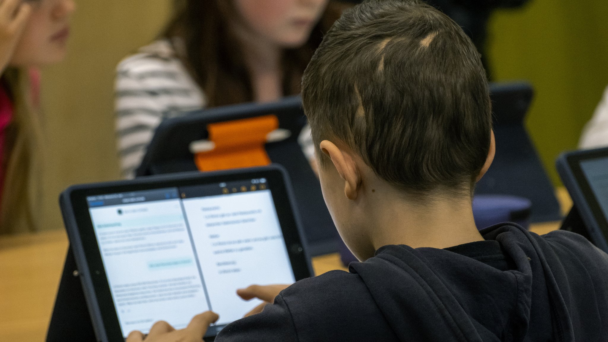 Ein Kind arbeitet mit einem KI-Chatbot (Archiv- und Symbolbild) | Bild: picture alliance / Caro|Bastian Ein Kind arbeitet mit einem KI-Chatbot (Archiv- und Symbolbild)