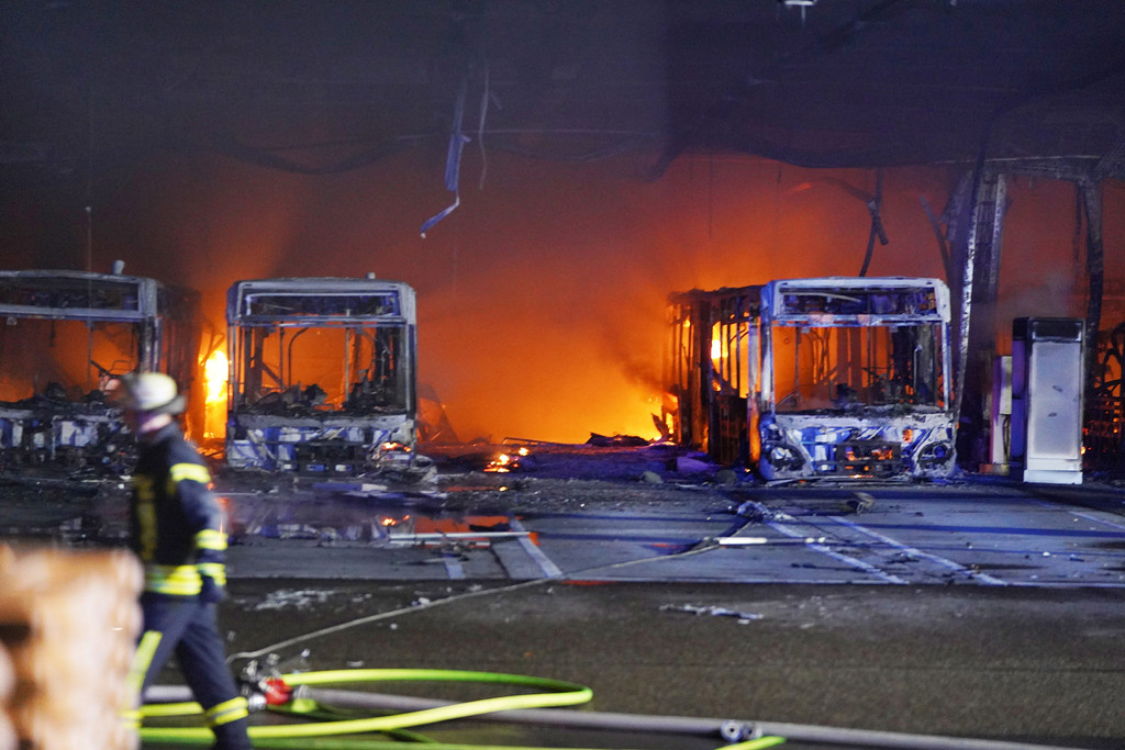 Feuer am 30.09. im Stuttgarter Busdepot. Als Brandursache wird ein technischer Defekt vermutet.