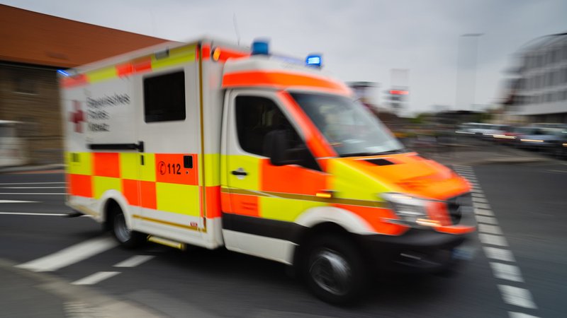 Symbolbild: Krankenwagen | Bild: dpa-Bildfunk/Nicolas Armer Symbolbild: Krankenwagen