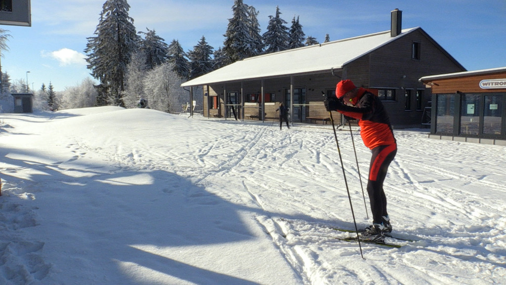 Skifahrer im Skigebiet Silberhütte im Oberpfälzer Wald (Bärnau/Lkr. Tirschenreuth)