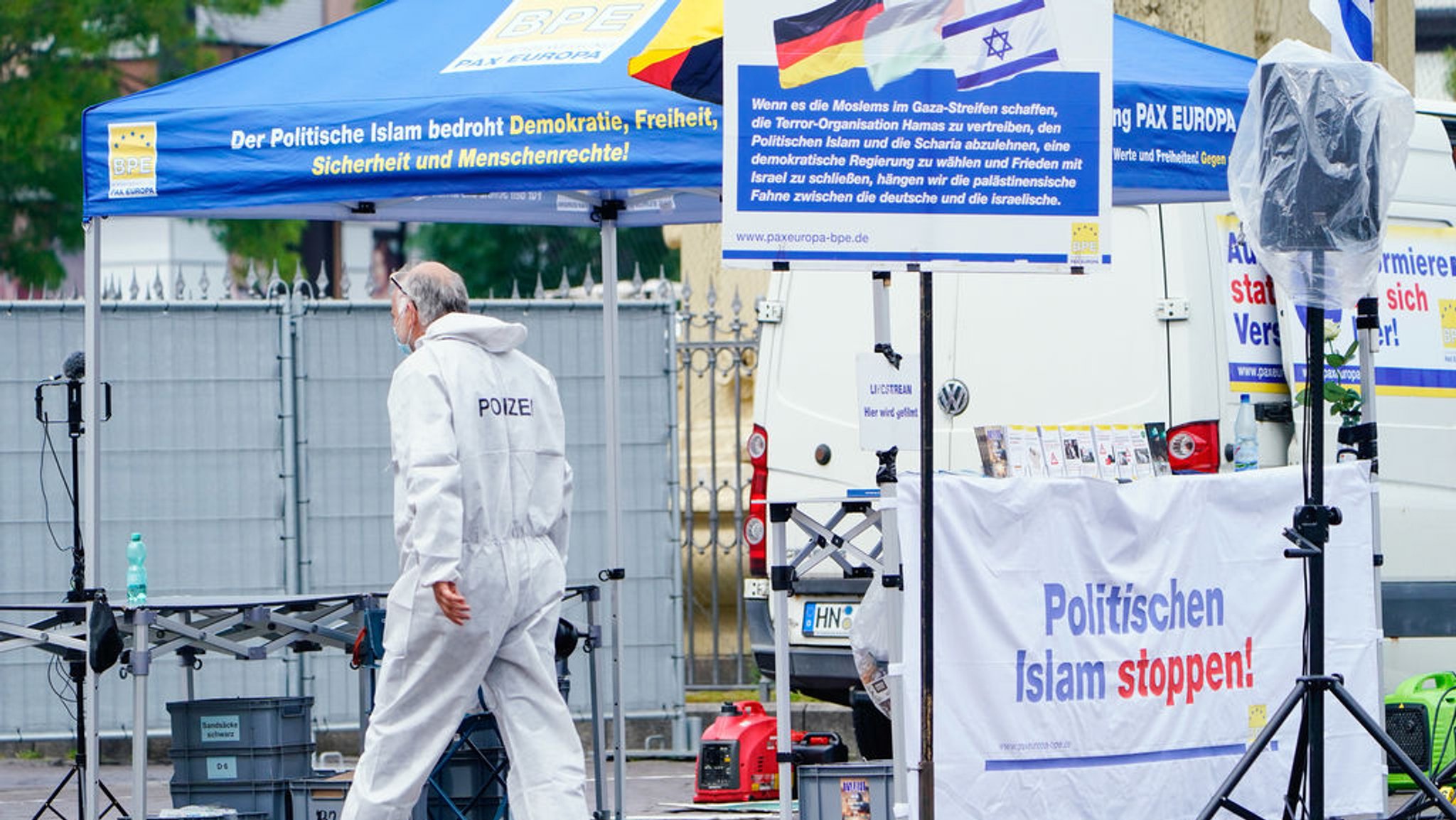 31.05.2024, Baden-Württemberg, Mannheim: Ein Mitarbeiter der Spurensicherung geht an einem Stand auf dem Marktplatz vorbei. Bei einem Einsatz auf dem Mannheimer Marktplatz hat die Polizei einen Angreifer niedergeschossen. Der Mann wurde dabeiverletzt. Er hatte zuvor mehrere Menschen mit einem Messer angegriffen und verletzt. Foto: Uwe Anspach/dpa +++ dpa-Bildfunk +++