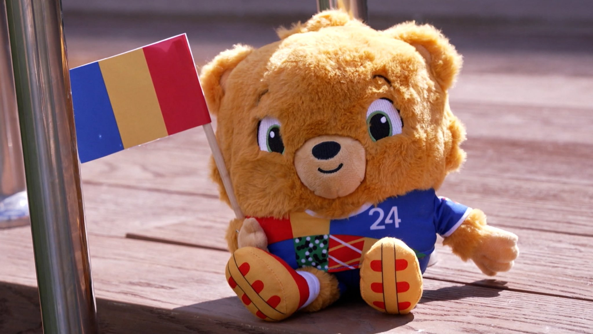 Das EM-Maskottchen mit der rumänischen Flagge 