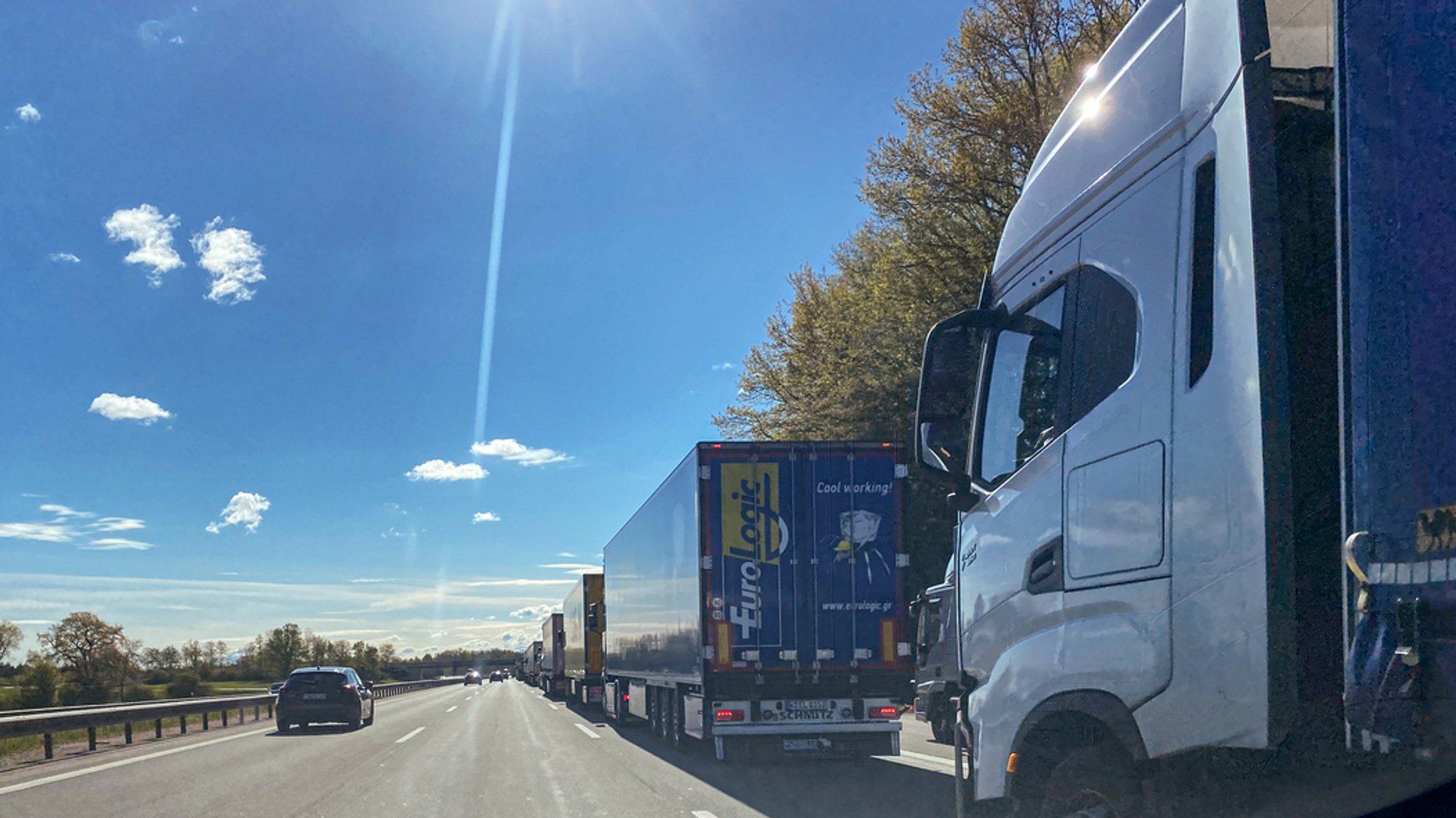 LKW stauen sich auf der Inntalautobahn Richtung Tirol - Symbolbild