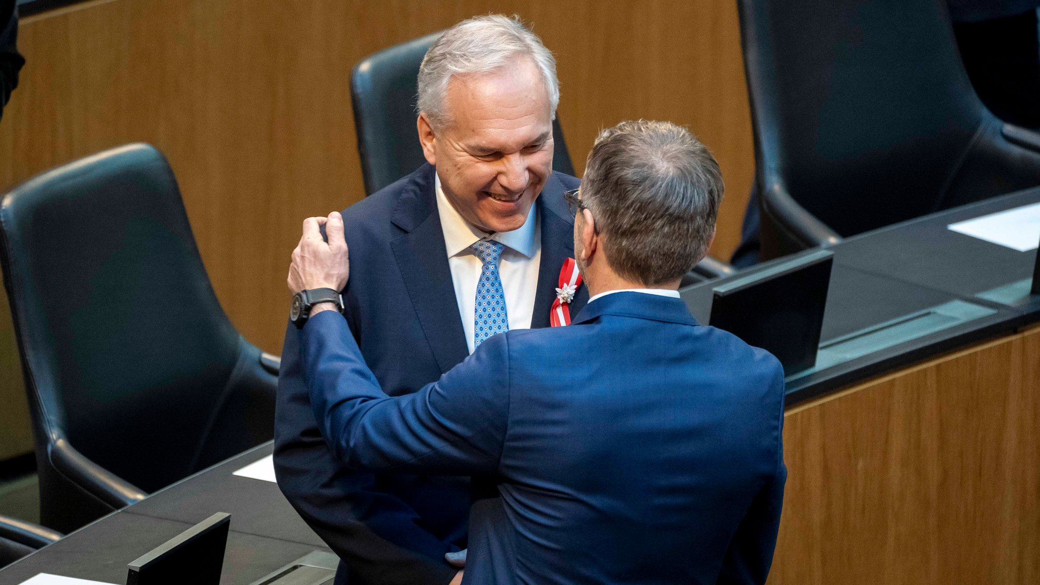 FPÖ-Chef Herbert Kickl gratuliert seinem Parteifreund Walter Rosenkranz zur Wahl zum Parlamentspräsidenten.