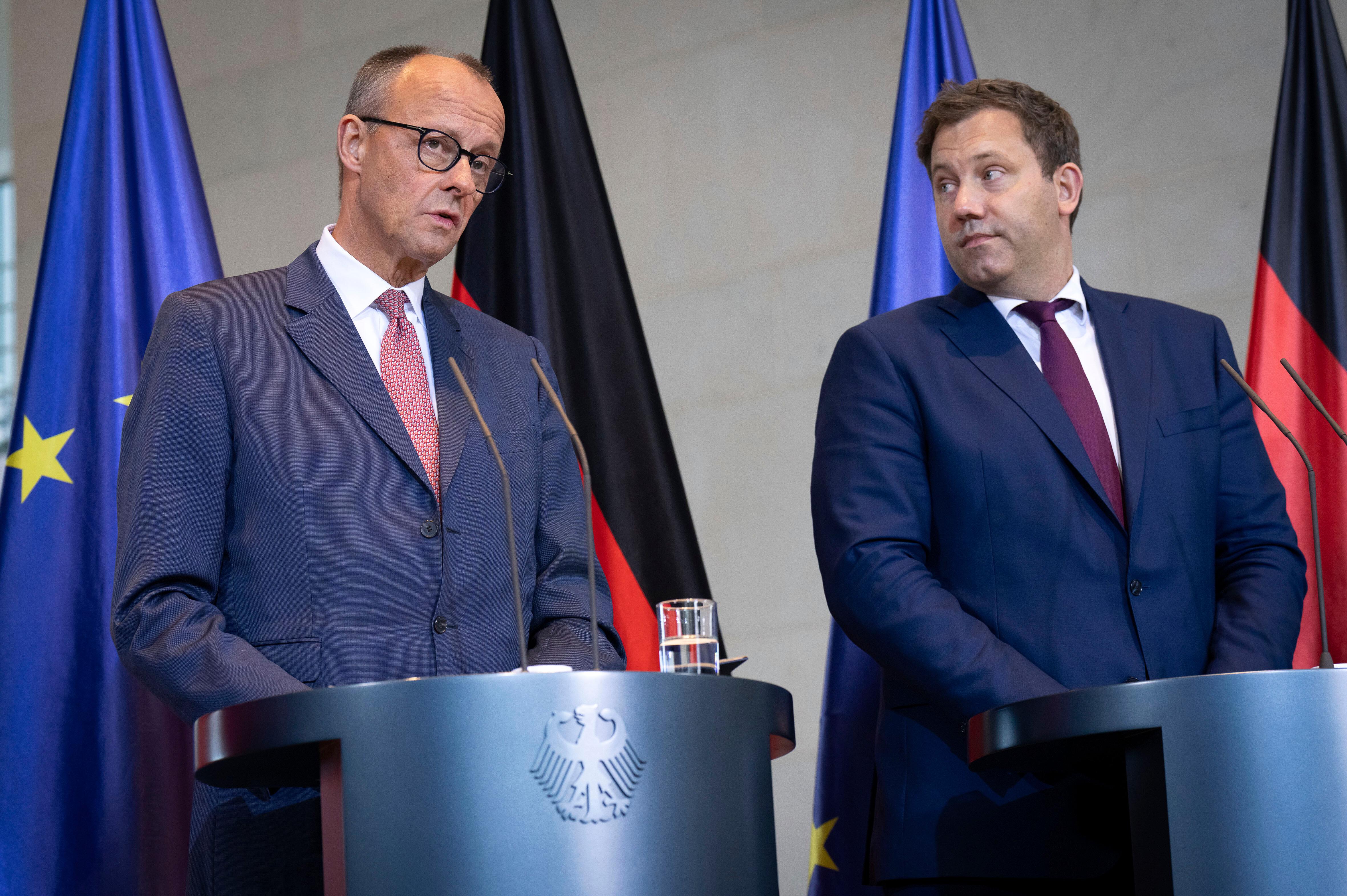 Friedrich Merz und Lars Klingbeil beim Treffen des Bundeskanzlers mit Vertretern der Automobilindustrie im Bundeskanzleramt. Berlin, ARCHIV: 09.10.2025