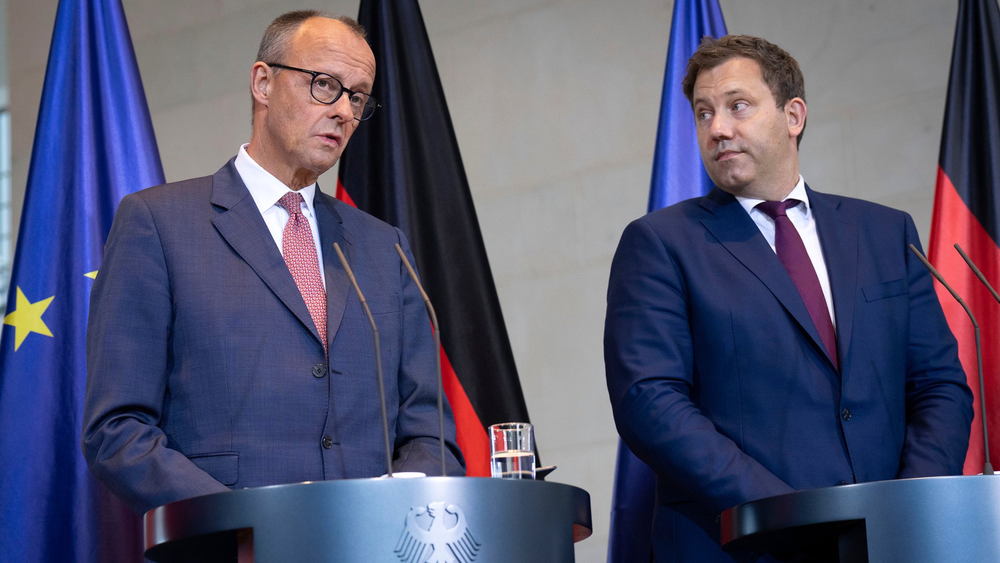 Friedrich Merz und Lars Klingbeil beim Treffen des Bundeskanzlers mit Vertretern der Automobilindustrie im Bundeskanzleramt. Berlin, ARCHIV: 09.10.2025