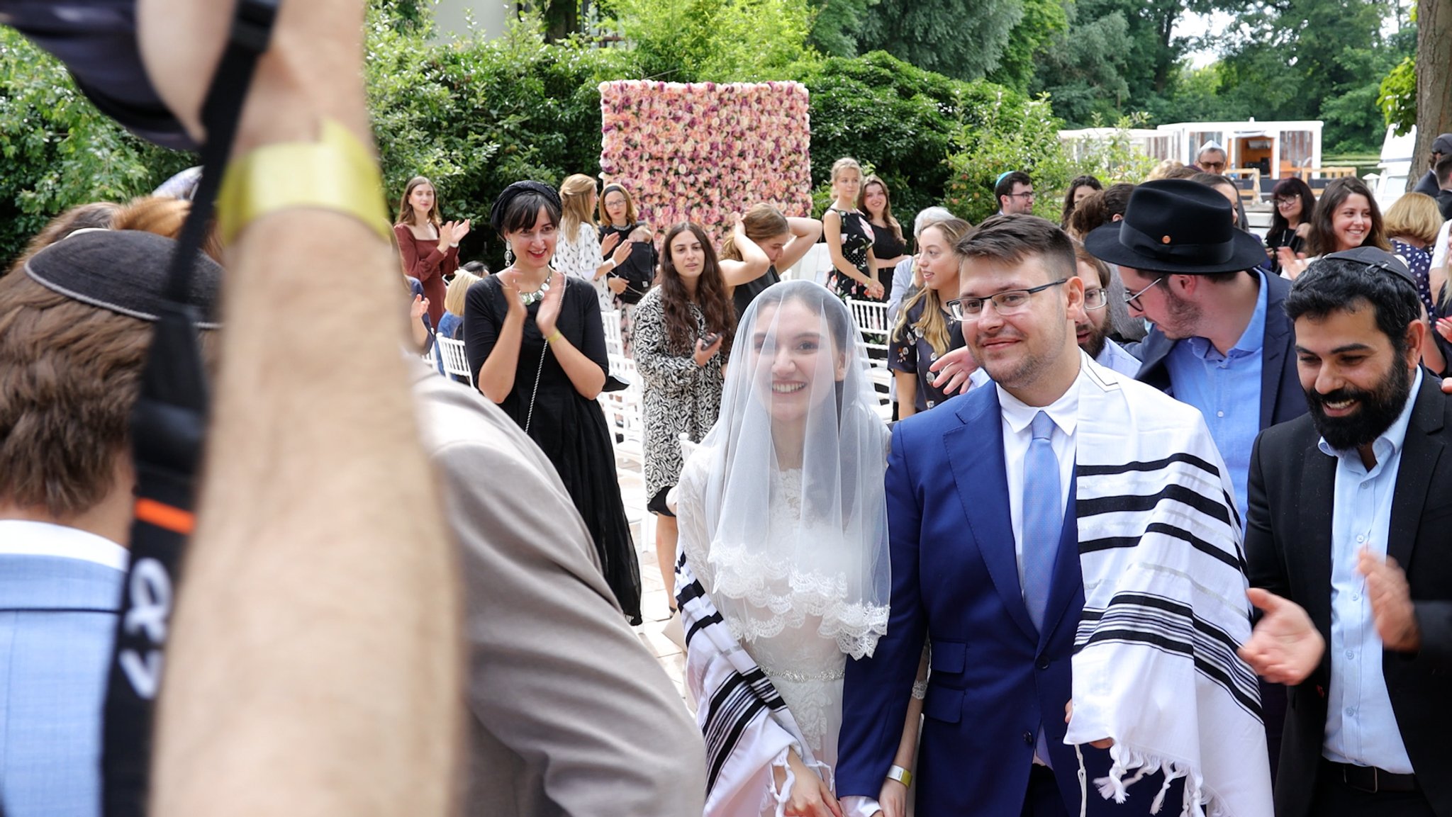 Daniela und Maxim an ihrem Hochzeitstag umringt von Freunden und Familie.