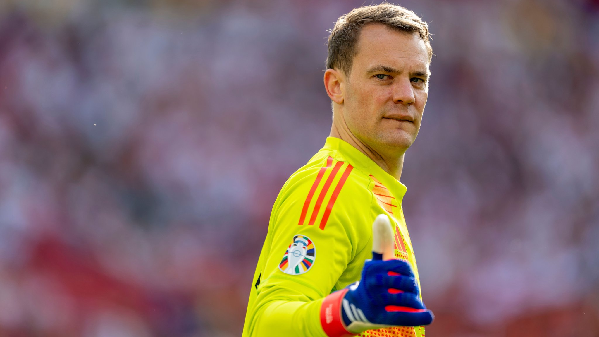 Manuel Neuer kehrt ins DFB-Tor zurück und fährt als Nummer eins zur Weltmeisterschaft. | Bild: picture-alliance / dpa Manuel Neuer kehrt ins DFB-Tor zurück und fährt als Nummer eins zur Weltmeisterschaft.