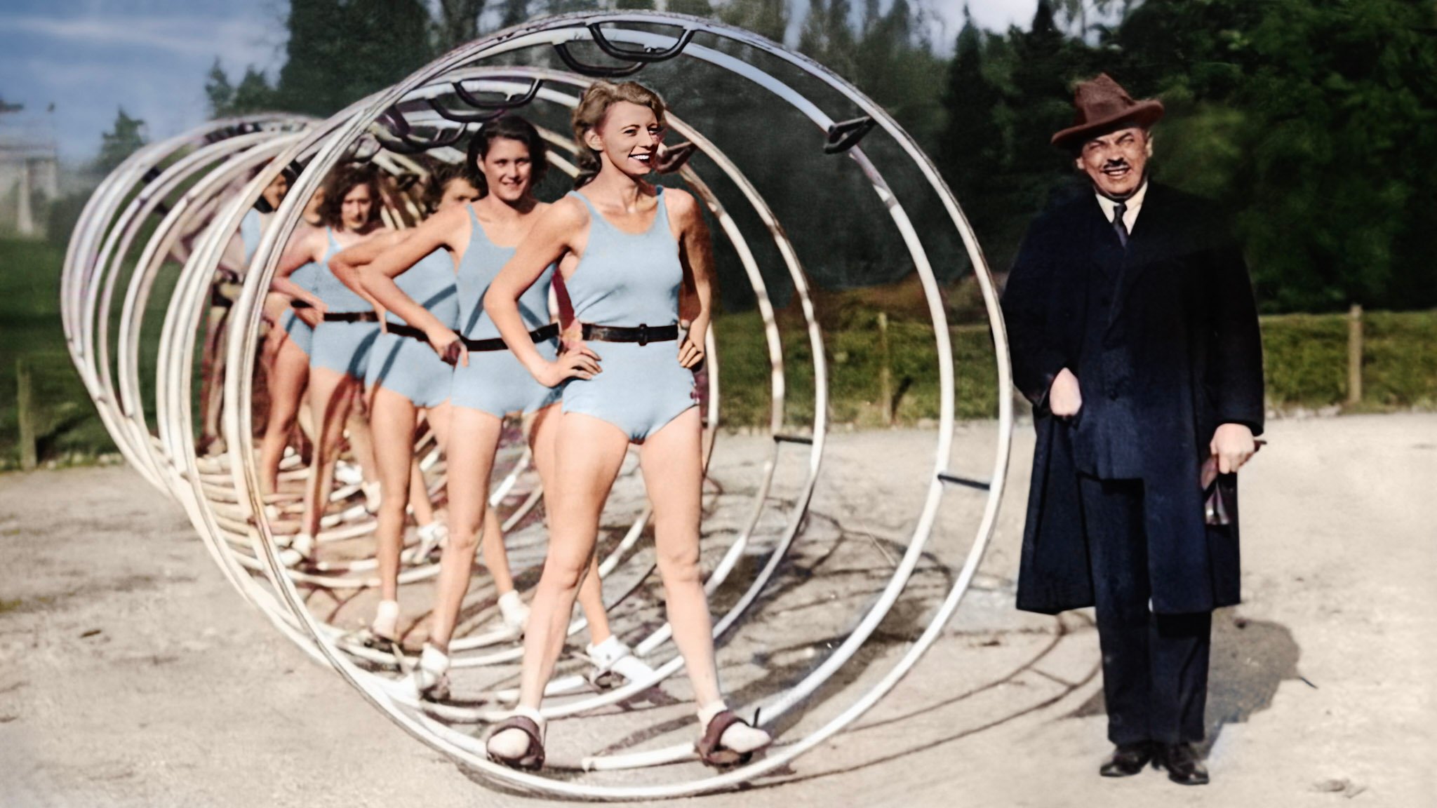 (Archivbild) Eine Gruppe von Turnerinnen steht in Schönau an der Brend in Rhön-Rädern, Erfinder Otto Feick daneben. | Bild: Anita Zirkelbach (zur Verfügung gestellt und bearbeitet von Andreas Brauner) (Archivbild) Eine Gruppe von Turnerinnen steht in Schönau an der Brend in Rhön-Rädern, Erfinder Otto Feick daneben.