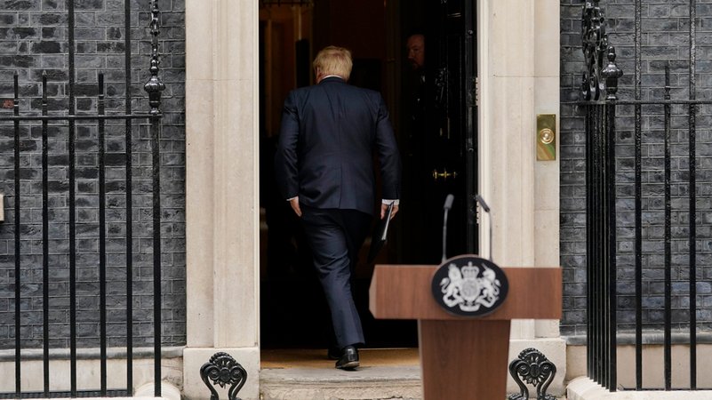 Boris Johnson, Premierminister von Großbritannien, geht zurück ins Haus, nachdem er offiziell seinen Rücktritt als Tory-Vorsitzender.